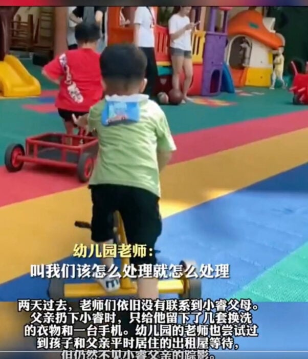 niño jugando con su triciclo en el área de juegos de un Kínder en China 