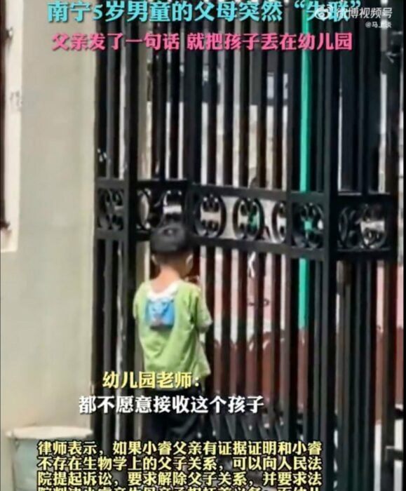 pequeño niño parado afuera de una escuela 