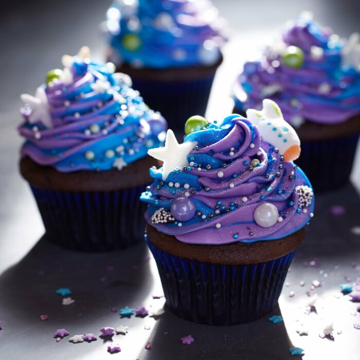 Cupcakes galácticos con estrellas y naves espaciales 