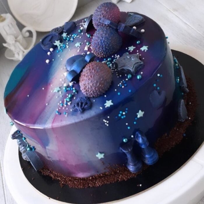 pastel de color rosa, azul y morado simulando la galaxia