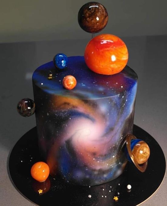 pastel galáctico con planetas alrededor 