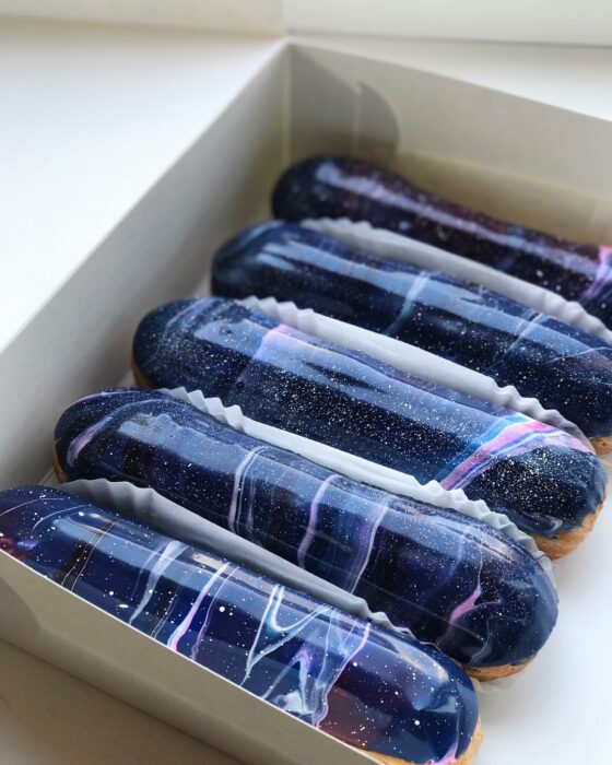 pastelillos con figuras y colores de la galaxia 