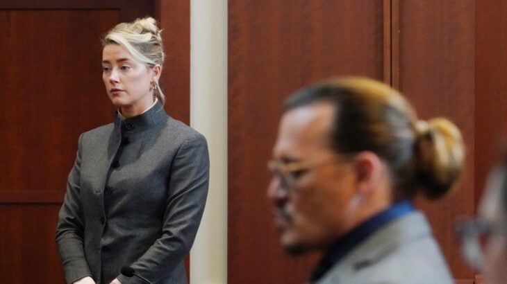 Amber Heard en el estrado frente al actor Johnny Depp en el juicio por difamación 