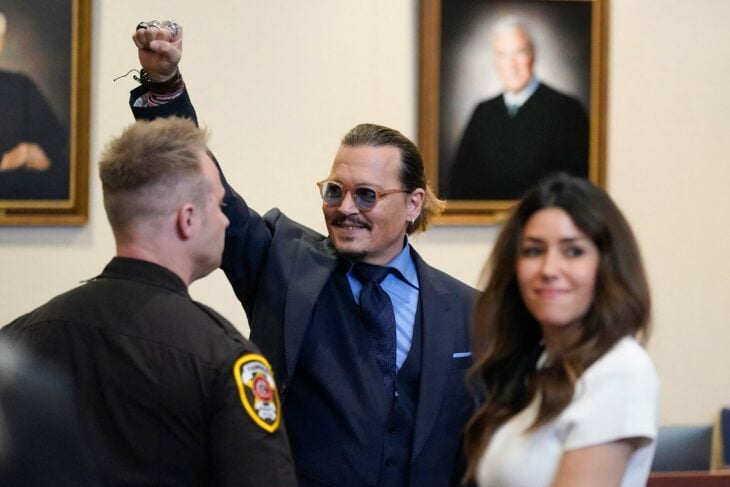Johnny Depp junto a la abogada Camille Vasquez en el juicio por difamación con Amber Heard