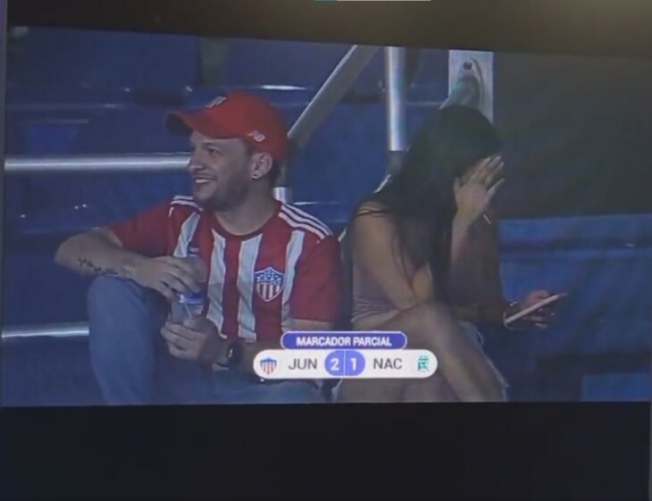 kiss cam graba una supuesta infidelidad en pleno partido de fútbol