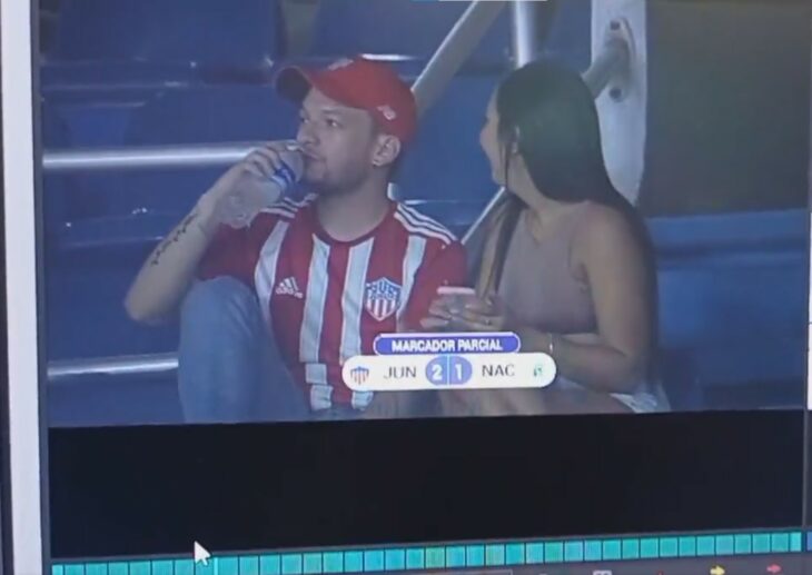 kiss cam captando a una pareja en un partido de fútbol