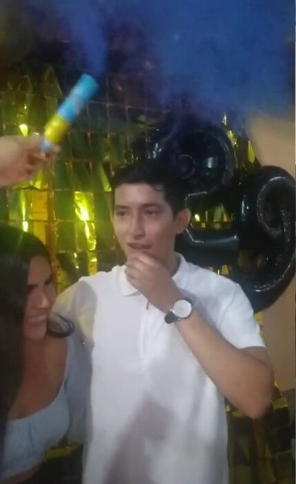 imagen de un chico sorprendido en su fiesta cuando le jugaron la broma de que sería papá 