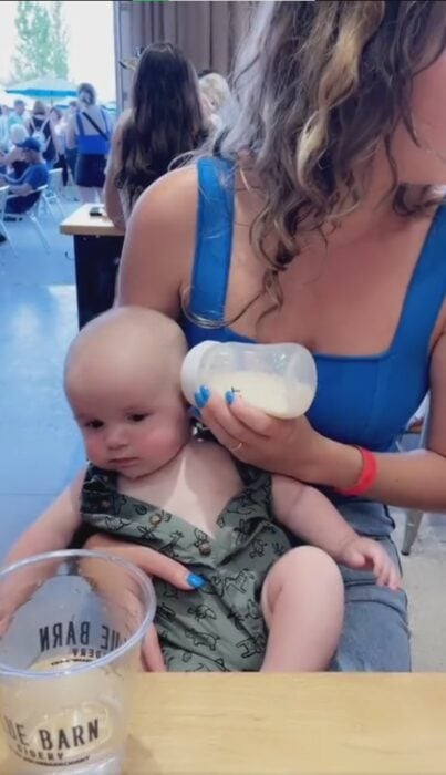 mujer se hace viral por darle biberón a su bebé en la oreja