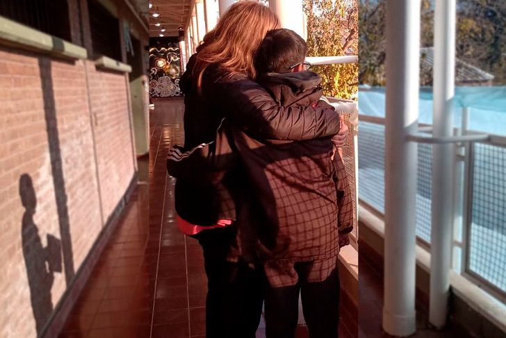 Maestra regala zapatos a alumno y él se los da a su mamá