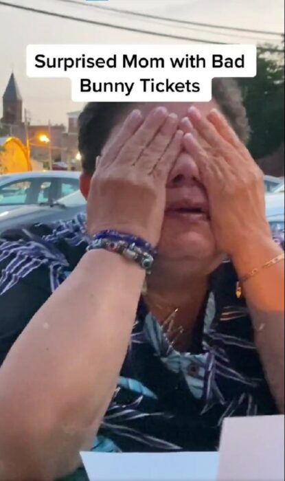 mujer llorando de emoción con las manos sobre sus ojos 