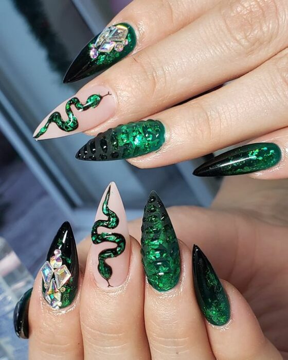 15 Divinas manicuras en tono verde que toda bruja aprobaría 