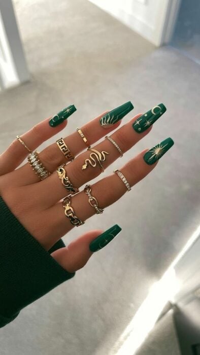 15 Divinas manicuras en tono verde que toda bruja aprobaría 