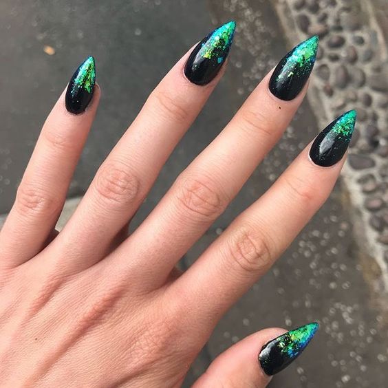 15 Divinas manicuras en tono verde que toda bruja aprobaría 