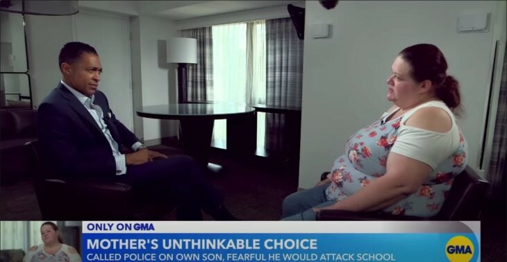 TJ Holmes en entrevista en Good Morning America frente a una mujer que denunció a su hijo en Oklahoma, Estados Unidos 