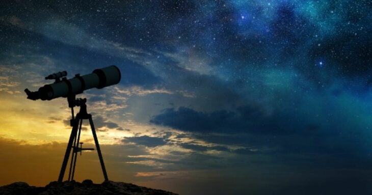Telescopio mirando hacia el cielo en un lugar 