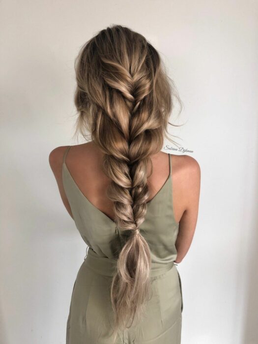 mujer de espaldas mostrando una trenza floja 