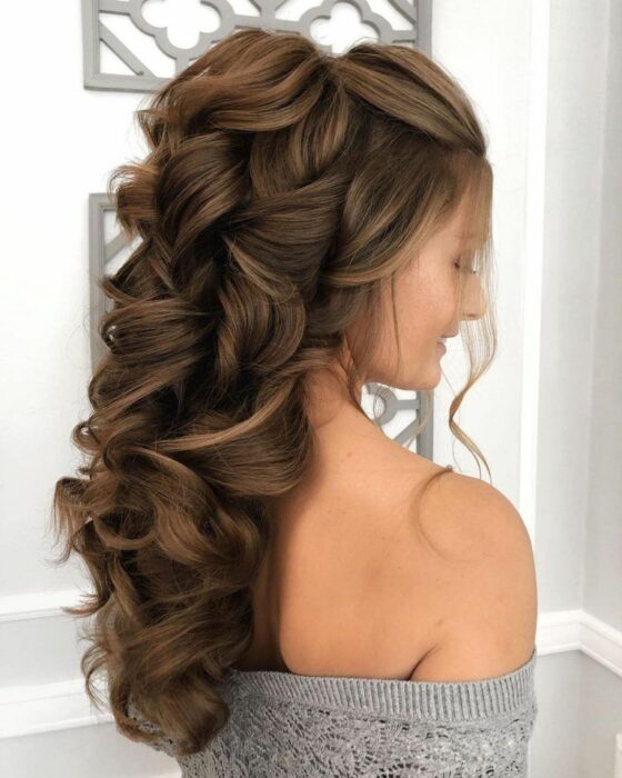 foto de una chica con un cabello recogido con bastante volumen 