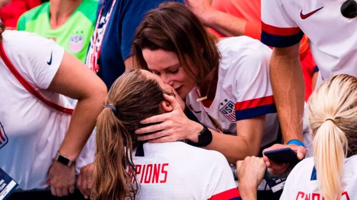 mujeres dándose un beso en la boca en un mundial 