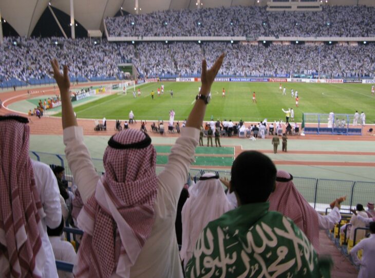 Aficionados de futbol en un estadio en Qatar 