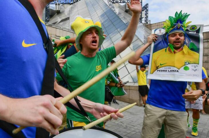 personas en un mundial celebrando en la calle 