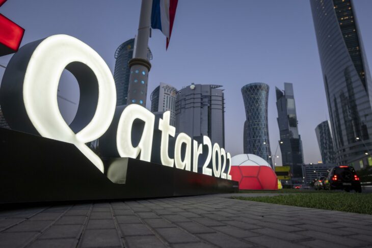 Letras de Qatar 2022 en un lugar del país musulmán