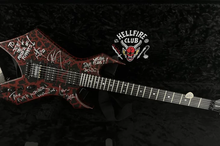 Guitarra autografiada por Metallica para Joseph Quinn