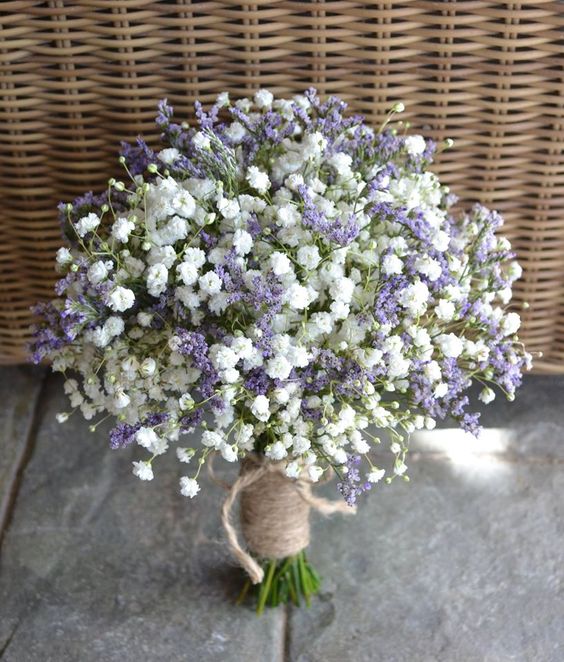 flores blancas y lilas ;15 Hermosos ramos de lavanda para llegar al altar 