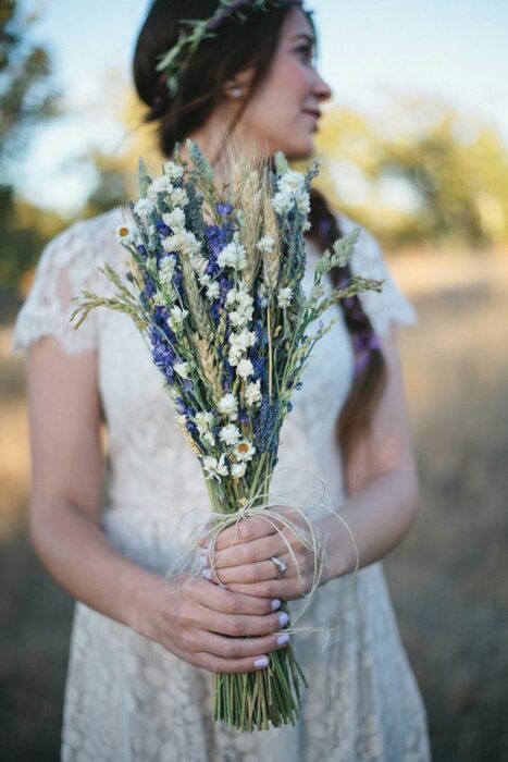 estilo vintage ;15 Hermosos ramos de lavanda para llegar al altar 