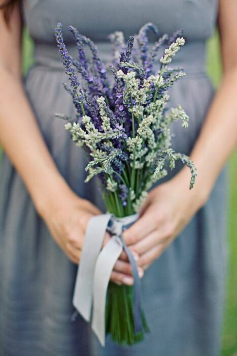 ramas de lavanda ;15 Hermosos ramos de lavanda para llegar al altar 