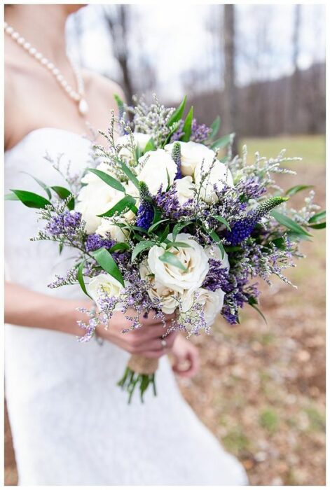 rosas blancas ;15 Hermosos ramos de lavanda para llegar al altar 