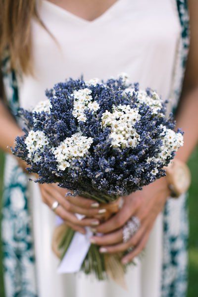 margaritas blancas ;15 Hermosos ramos de lavanda para llegar al altar 