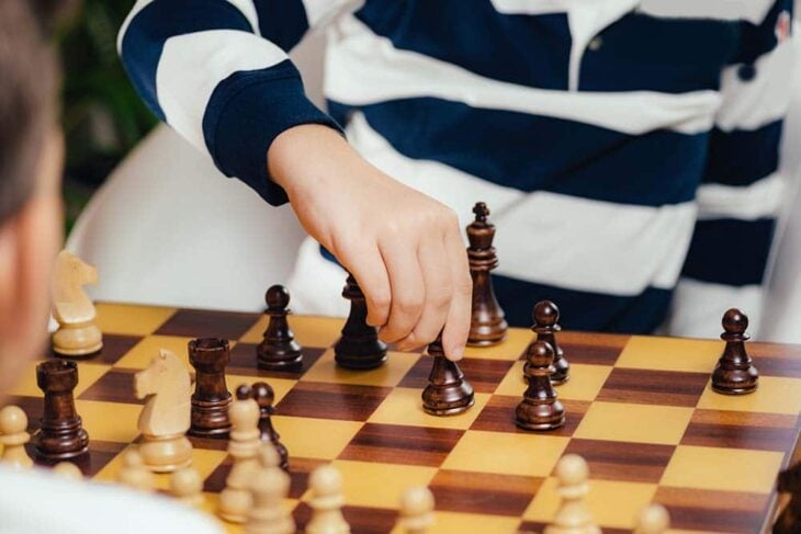 Robot rompe el dedo a un niño de 7 años en un torneo de ajedrez