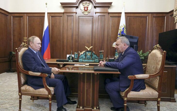 Vladimir Putin y el jefe de Roscosmos, Yuri Borissov, durante una reunión