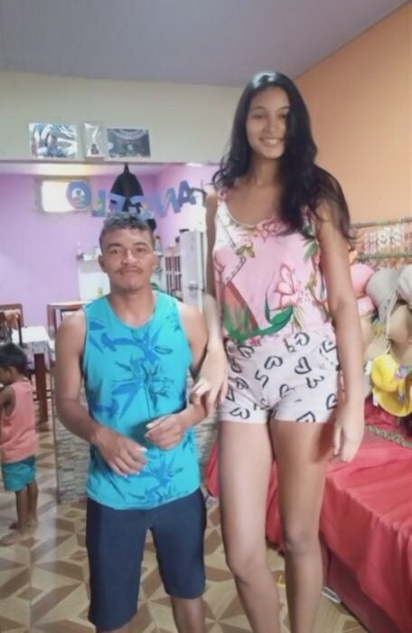mujer brasileña se viralizó por ser 40 centímetros más alta que su esposo