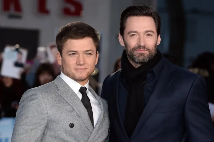 Taron Egerton y Hugh Jackman