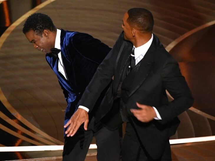Will Smith dando una cachetada a Chris Rock en los Oscar 2022