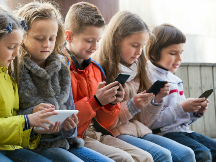 Niños usando celulares