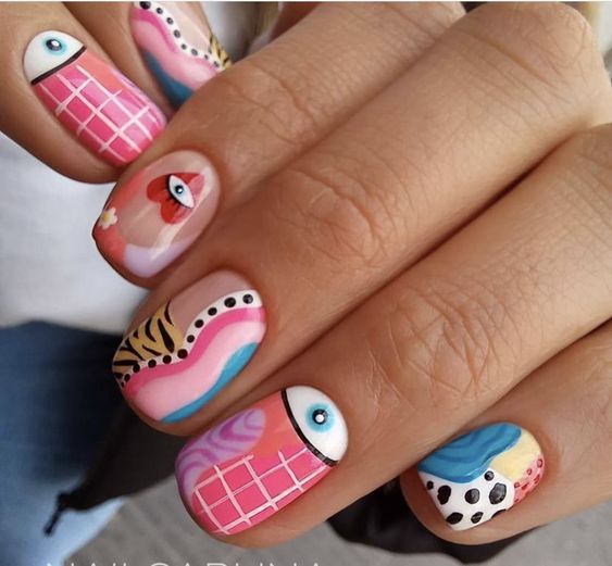 uñas con diseño abstracto