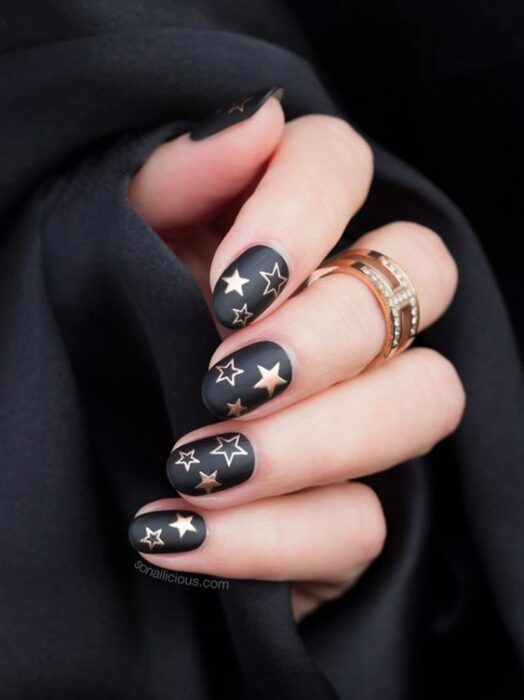 uñas negras con estrellas