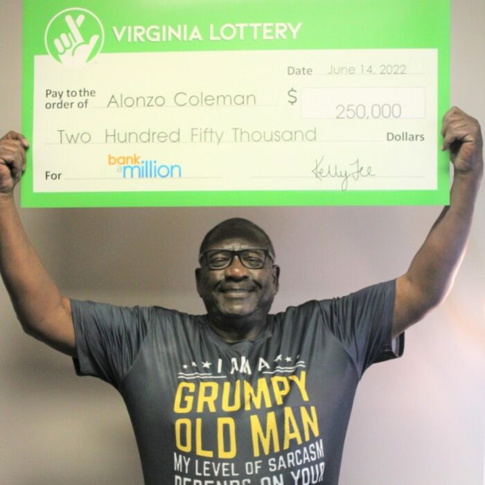 Alonzo Coleman con su chuque de la lotería 