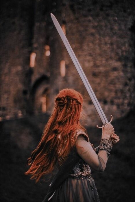 mujer con espada