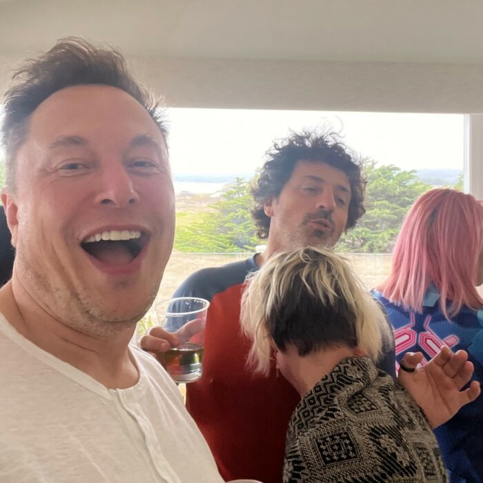 Elon Musk y Sergey Brin en una fiesta