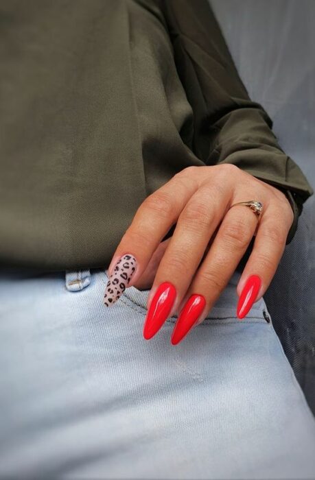 uñas rojas con animal print