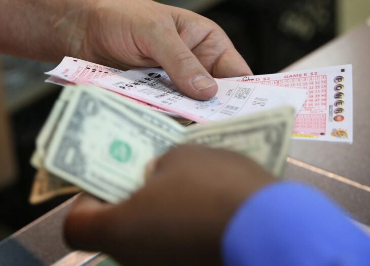 Persona comprando boleto de lotería en Estados Unidos