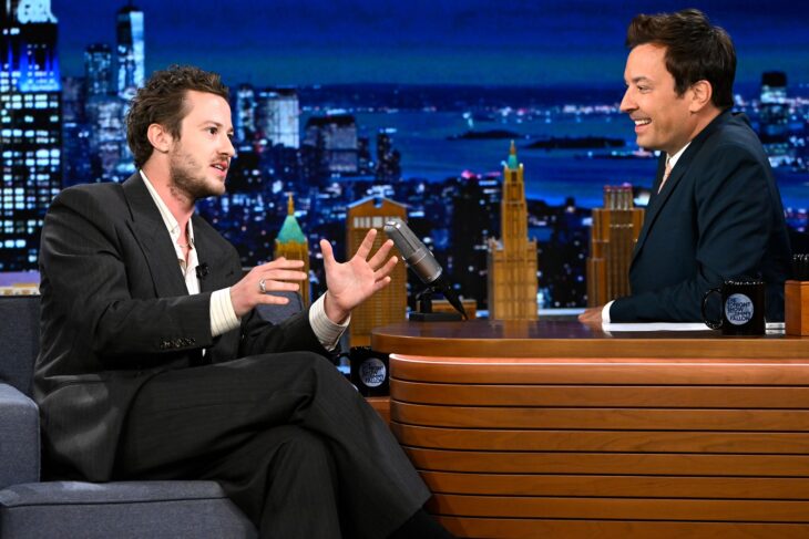 Joseph Quinn y Jimmy Fallon