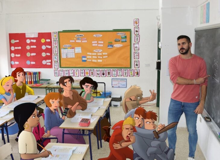 Hombre impartiendo clase a varios niños que son personajes de películas de Disney 