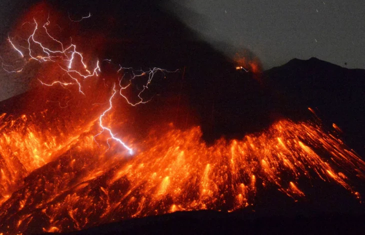 Volcán Sakurajima en erupción