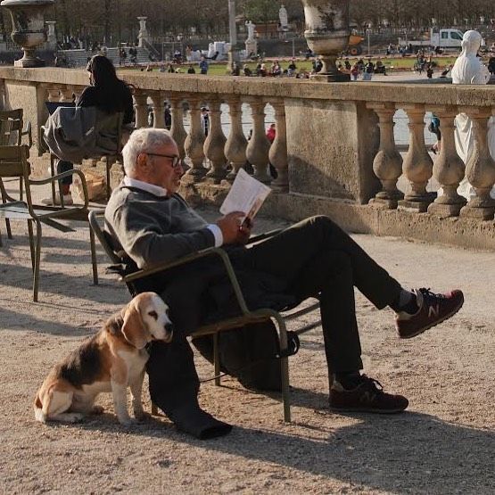 señor leyendo al aire libre