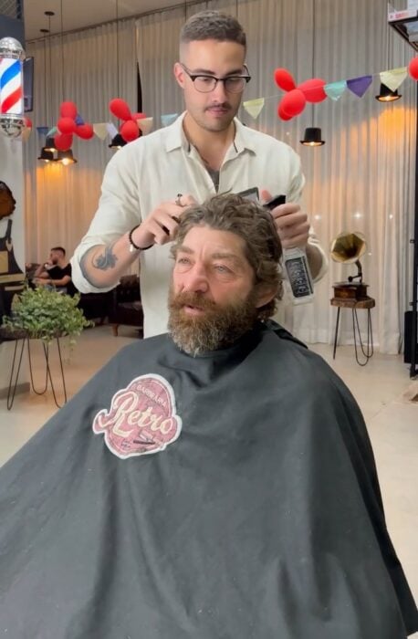 Vagabundo de Brasil recibió un cambio de look de un barbero como regalo de cumpleaños