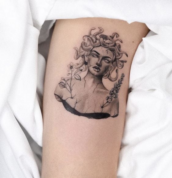 tatuaje de medusa con flores 